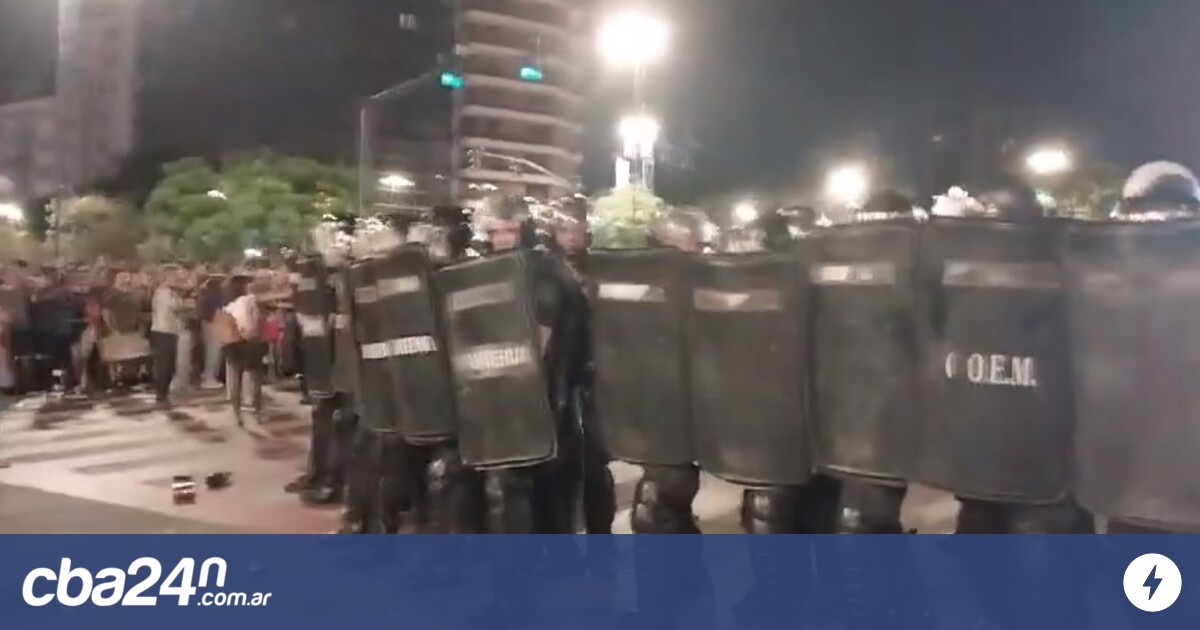 Cordoue : répression policière contre le pacifique cacerolazo