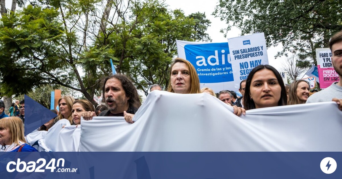 Investigadores Autoridades Y Políticos Presentes En La Marcha Federal